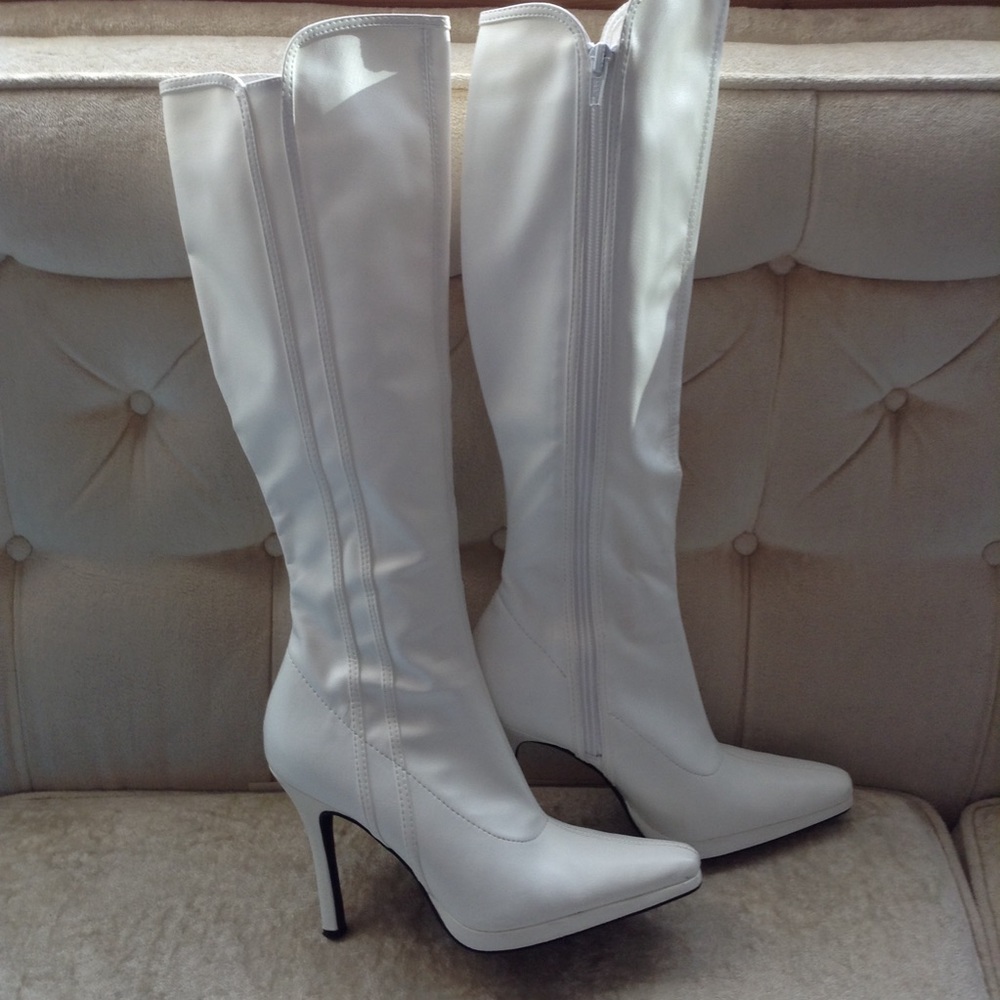GO GO BOOTS, CARLY WHITE FAUX LEATHER BOOTS 7 M